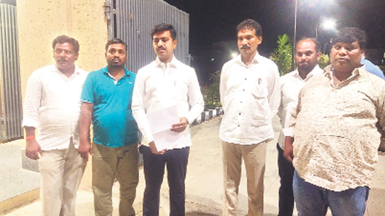 బీజేపీ అభ్యర్థి భరత్‌పై ఫిర్యాదు