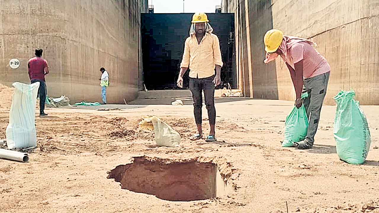 మరమ్మతుల్లో జాప్యం.. మేడిగడ్డకు ముప్పు