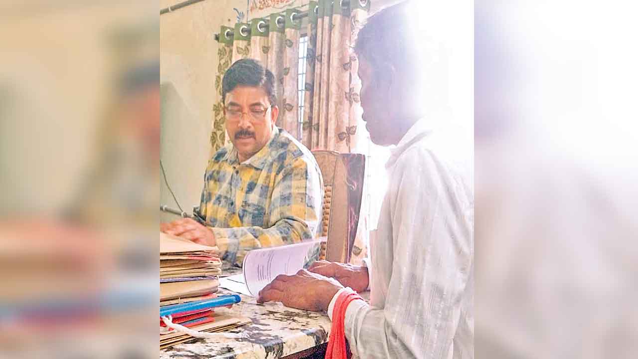 రేపుమాపంటున్నరు.. పనిజేస్తలేరు