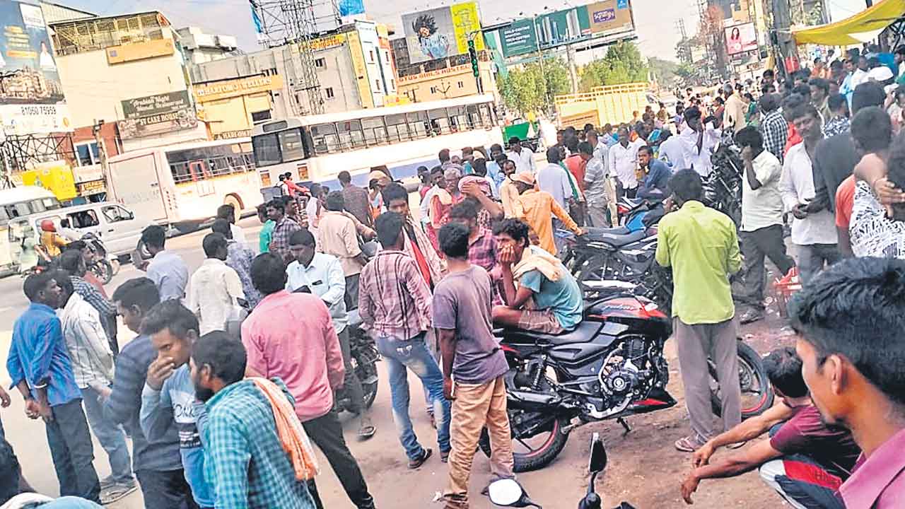 TS farmers | అన్నదాతలే అడ్డాకూలీలు.. రాష్ట్రంలో కుంటుపడిన వ్యవసాయం