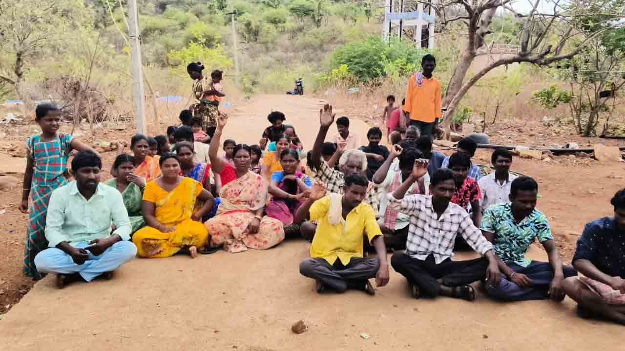 రెండు గంటలపాటు బహిష్కరణ