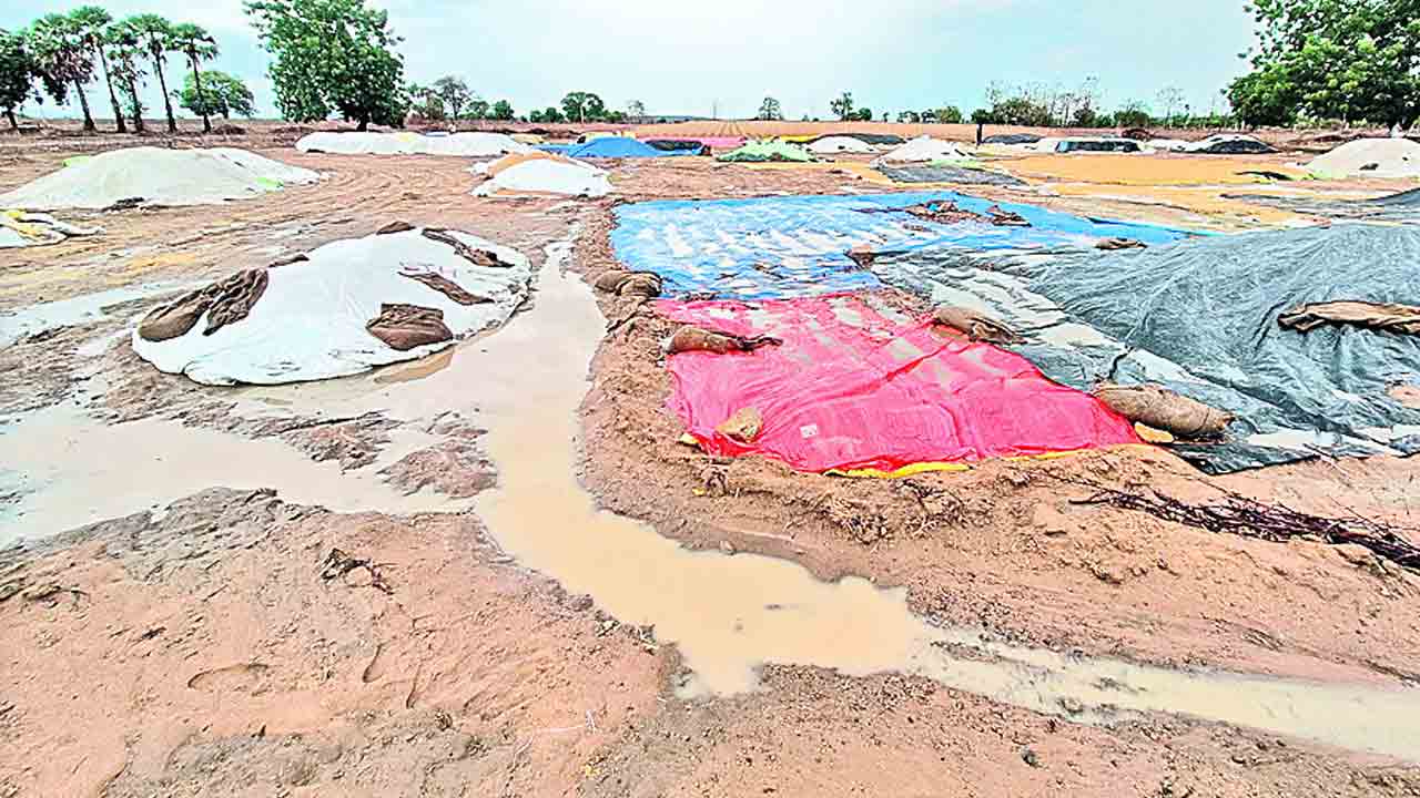 రైతు కష్టం.. వర్షార్పణం