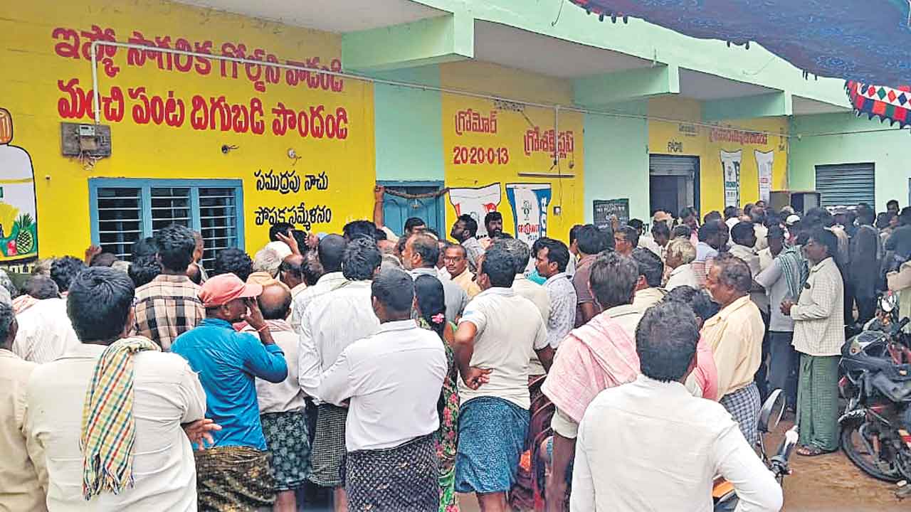 విత్తనాల కోసం రైతుల తంటాలు