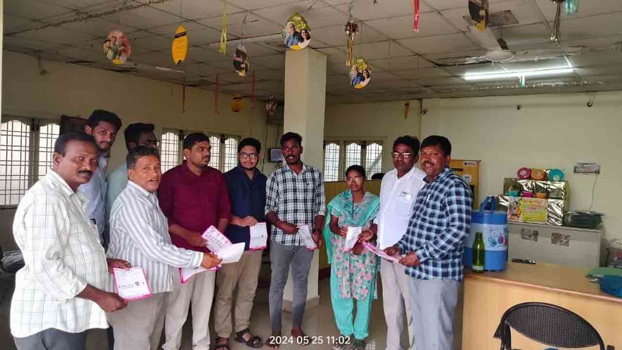 బీఆర్‌ఎస్‌ అభ్యర్థి రాకేశ్‌రెడ్డిని గెలిపించాలి