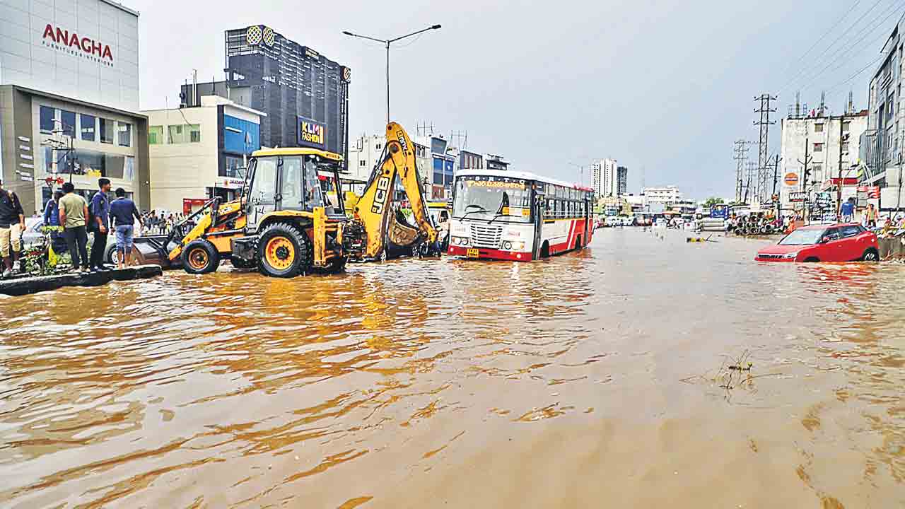 గ్రేటర్‌లో పలుచోట్ల భారీ వర్షం