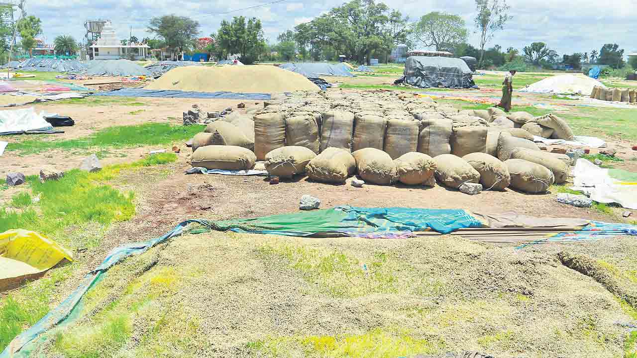 కల్లాల్లో మొలకలు రైతులకు కన్నీళ్లు