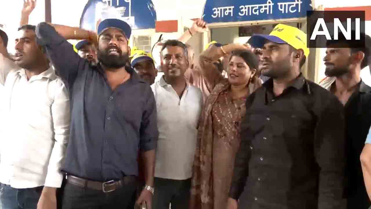 Arvind Kejriwal | కేజ్రీవాల్‌కు మధ్యంతర బెయిల్‌.. సంతోషం వ్యక్తం చేసిన ఆప్‌ కార్యకర్తలు