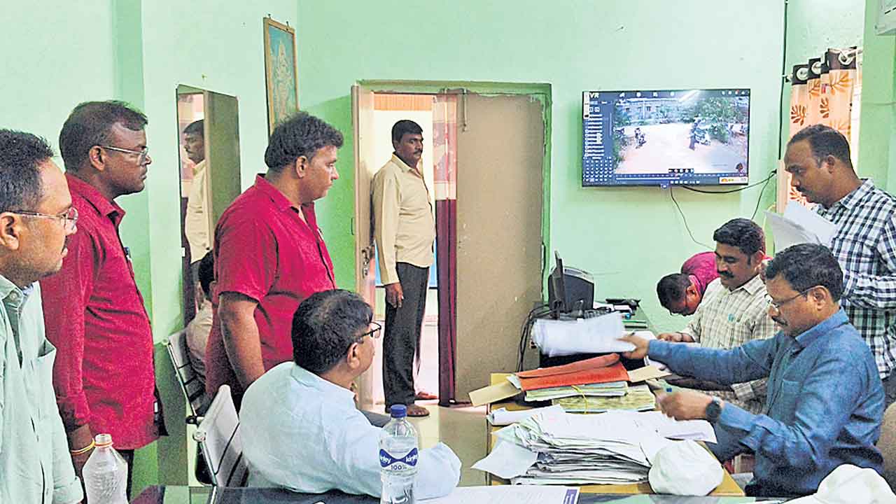 ఆర్టీఏపై ఏసీబీ పంజా