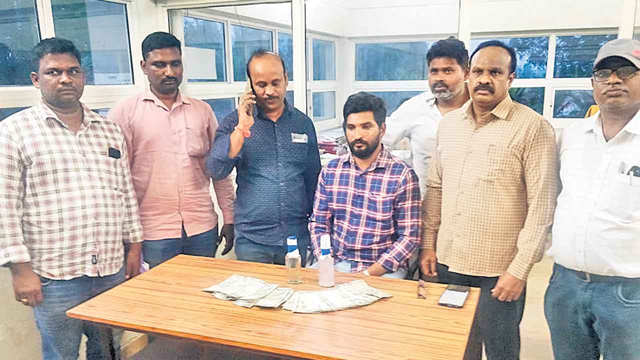 Telangana | రైతన్నపై లంచం పడగ.. ఒక్కరోజే ఏసీబీకి పట్టుబడ్డ ముగ్గురు అధికారులు