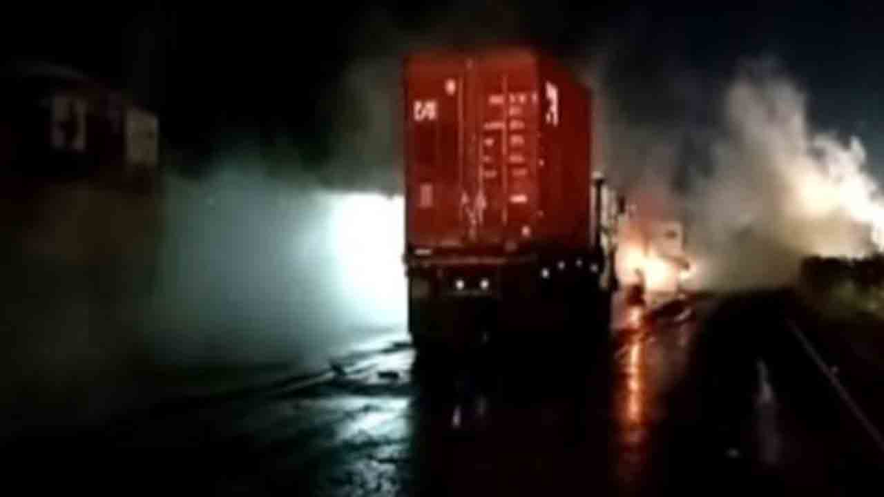 Road Accident | యాసిడ్ ట్యాంకర్‌ను ఢీకొట్టిన గ్యాస్ సిలిండర్స్ లారీ.. తునిలో ట్రాఫిక్ జామ్