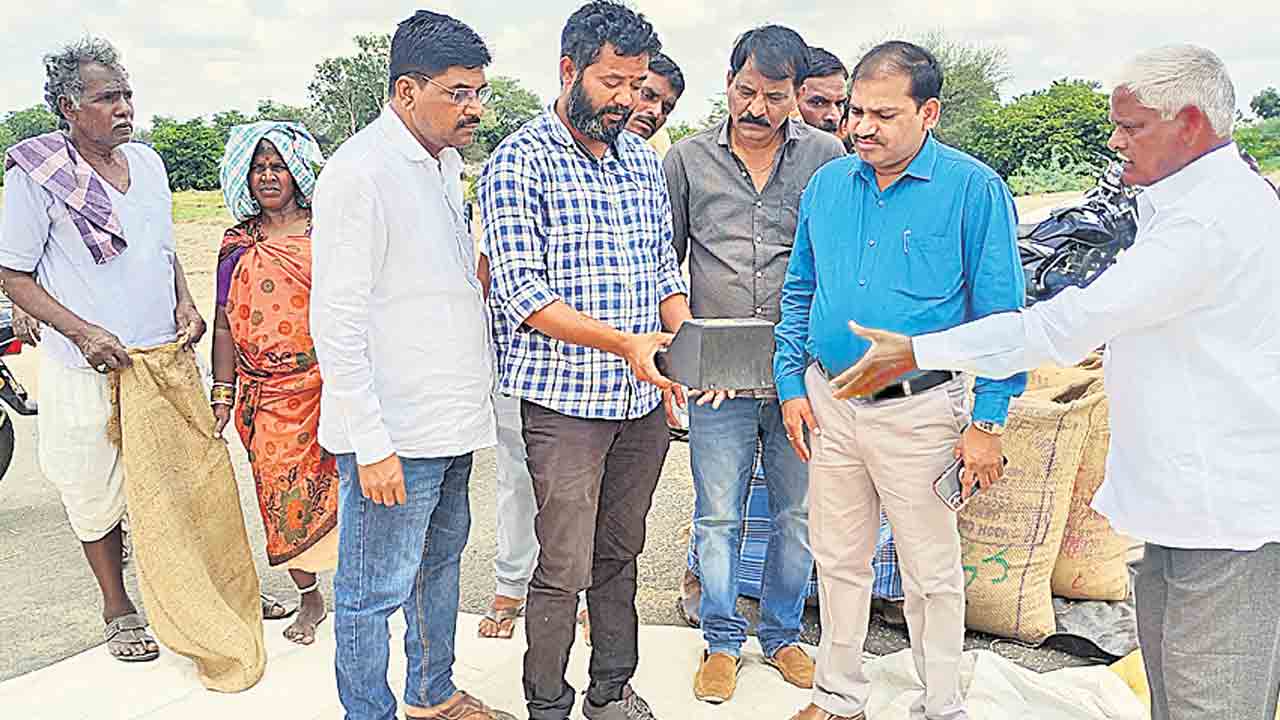 రైతులు పండించిన ప్రతి గింజనూ కొంటాం
