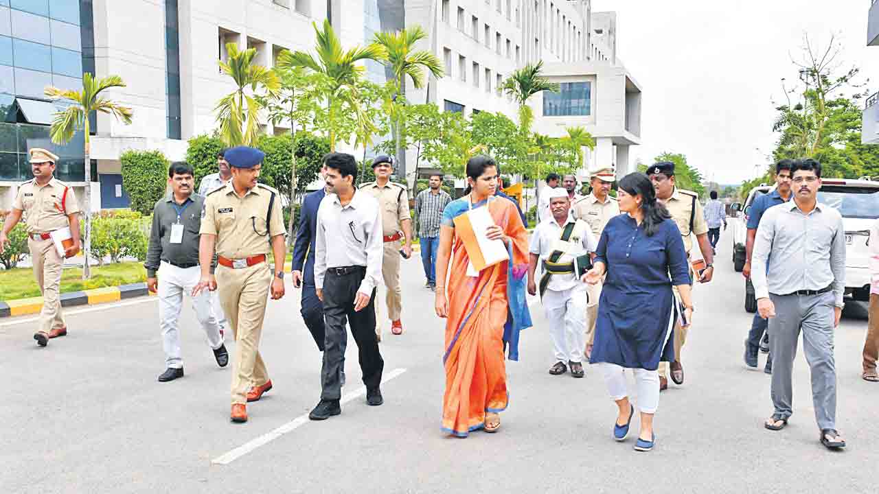 స్ట్రాంగ్‌రూమ్‌ల వద్ద పటిష్ట భద్రత