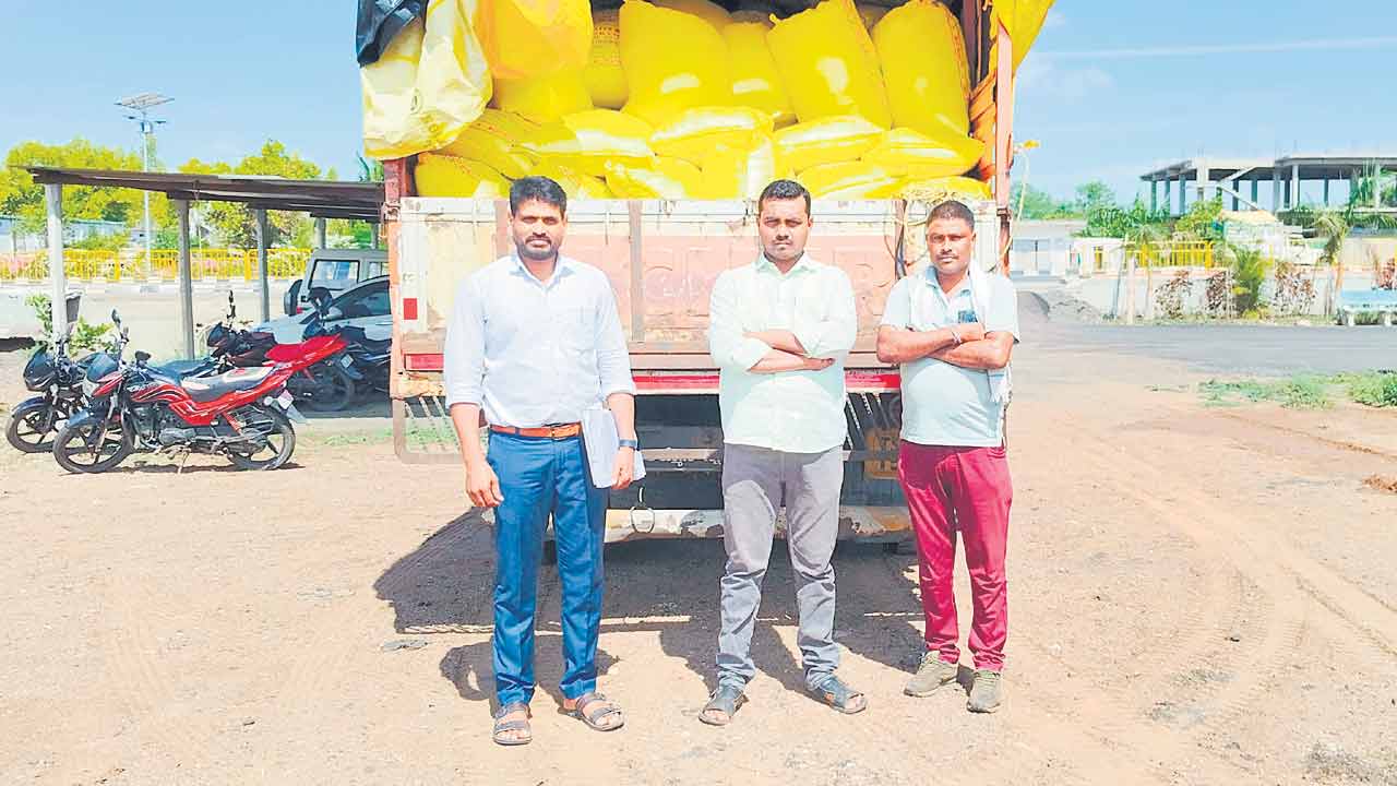 ఆగని బియ్యం దందా