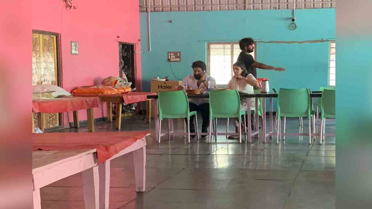 Allu Arjun | రోడ్ సైడ్ ధాబాలో భోజనం చేసిన అల్లు అర్జున్ దంపతులు.. ఫొటో వైర‌ల్