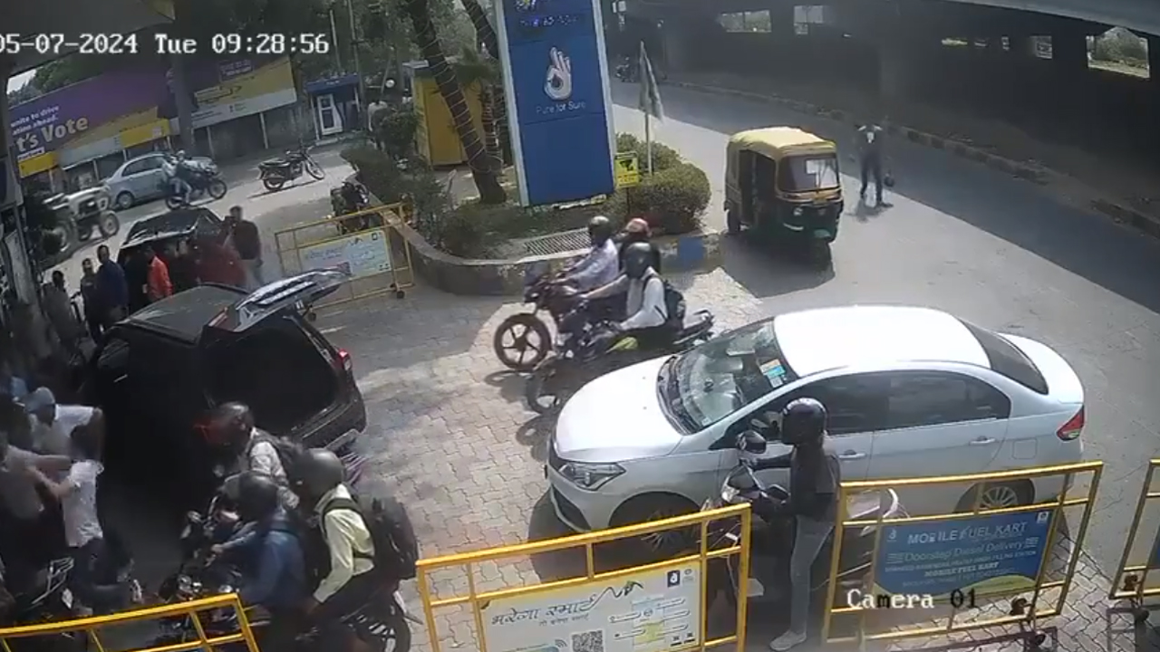 Anas Ahmed | పెట్రోల్‌ బంకు సిబ్బందిపై ఢిల్లీ ఆప్‌ ఎమ్మెల్యే కొడుకు దాడి.. Video