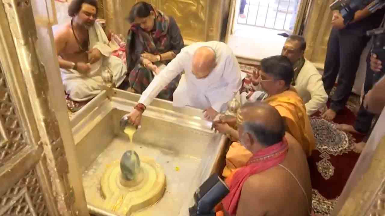 Amit Shah | కాశీ విశ్వనాథుడికి అభిషేకం నిర్వహించిన అమిత్‌షా దంపతులు