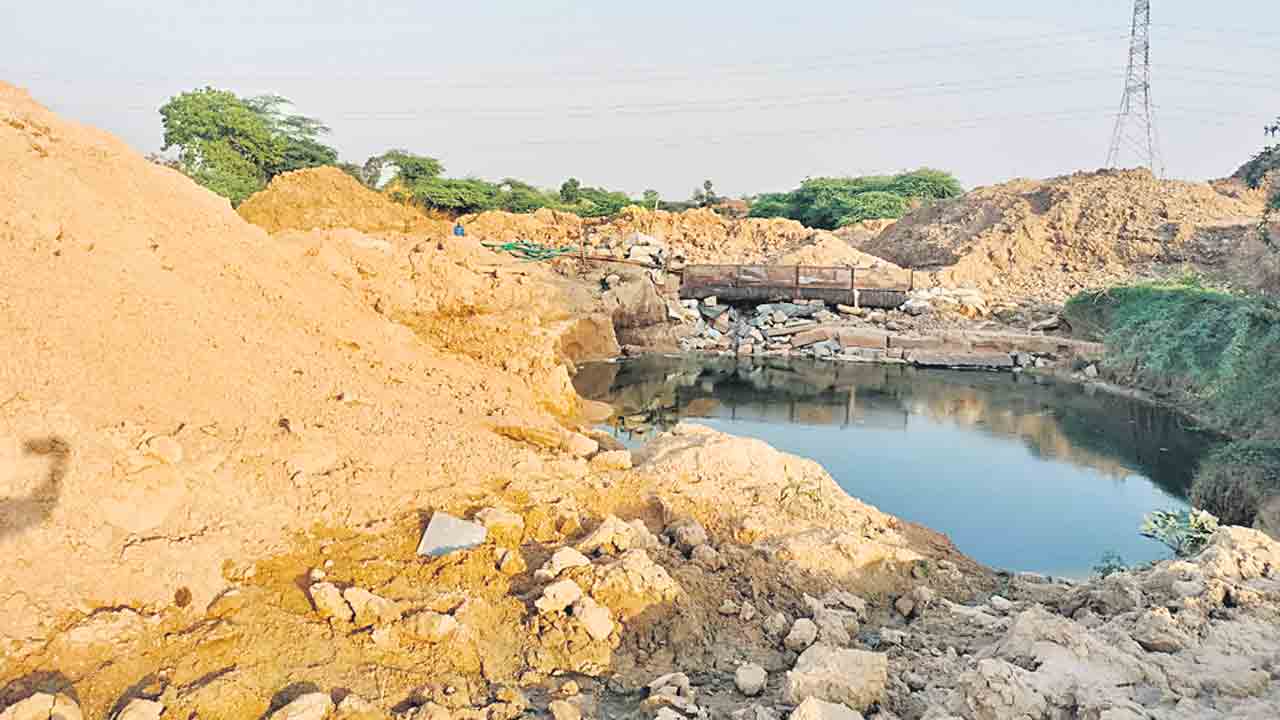 యథేచ్ఛగా కృత్రిమ ఇసుక దందా