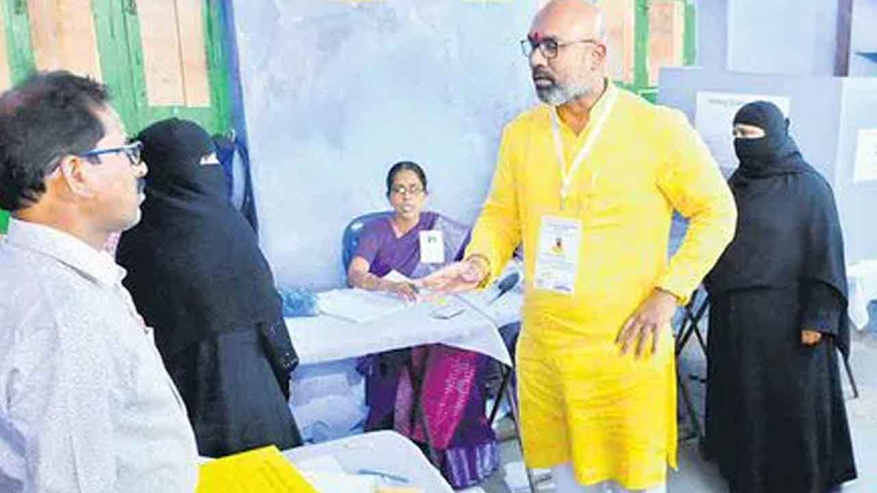 MP Arvind | బుర్ఖా వేసుకున్నవారిని ఎలా గుర్తు పడుతారు?.. వివాదాస్పదంగా అర్వింద్ తీరు