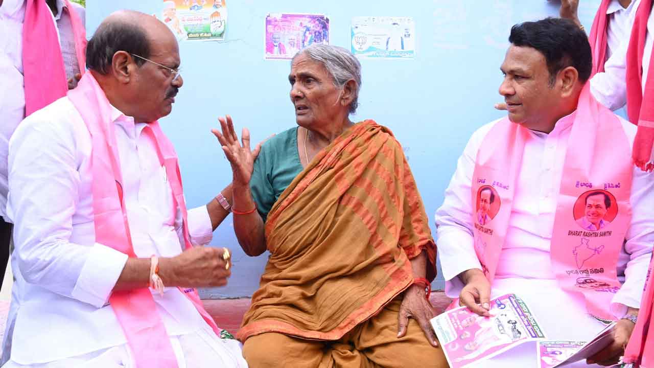 ప్రచారంలో ప్రజలతో..