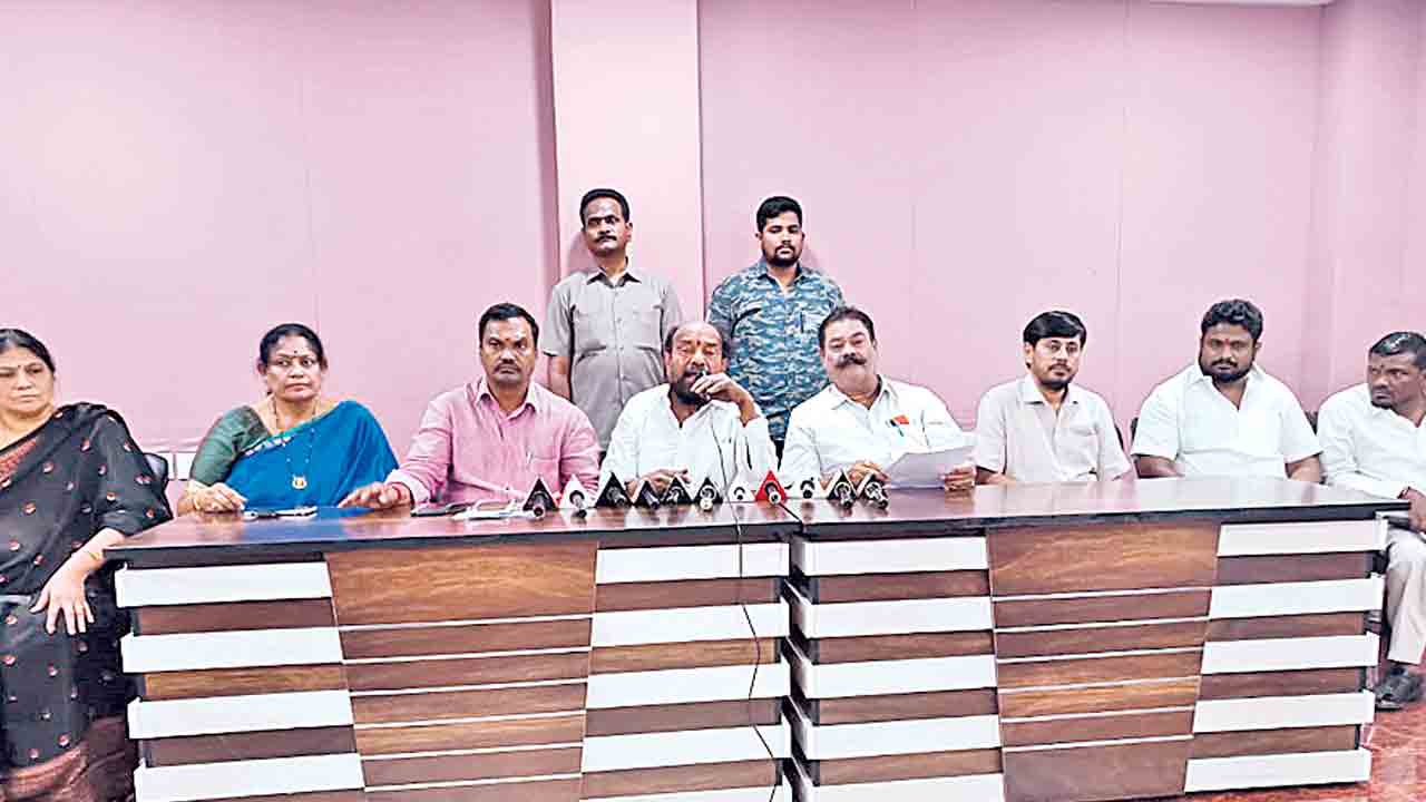 ఎమ్మెల్యేలు, మంత్రులను గ్రామాల్లో తిరుగనివ్వం