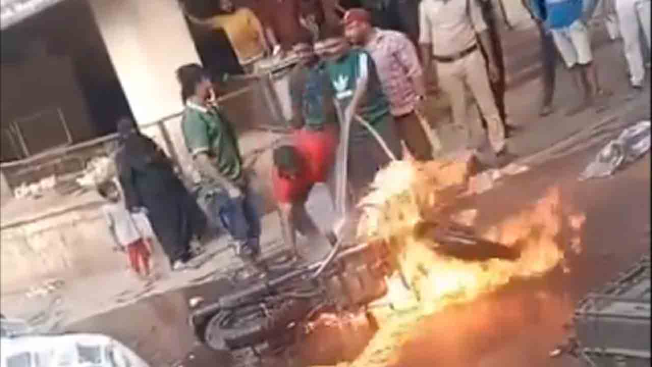 Crime News | పాత బస్తీలో పేలిన బైక్ పెట్రోల్ ట్యాంకర్.. పది మందికి గాయాలు..!