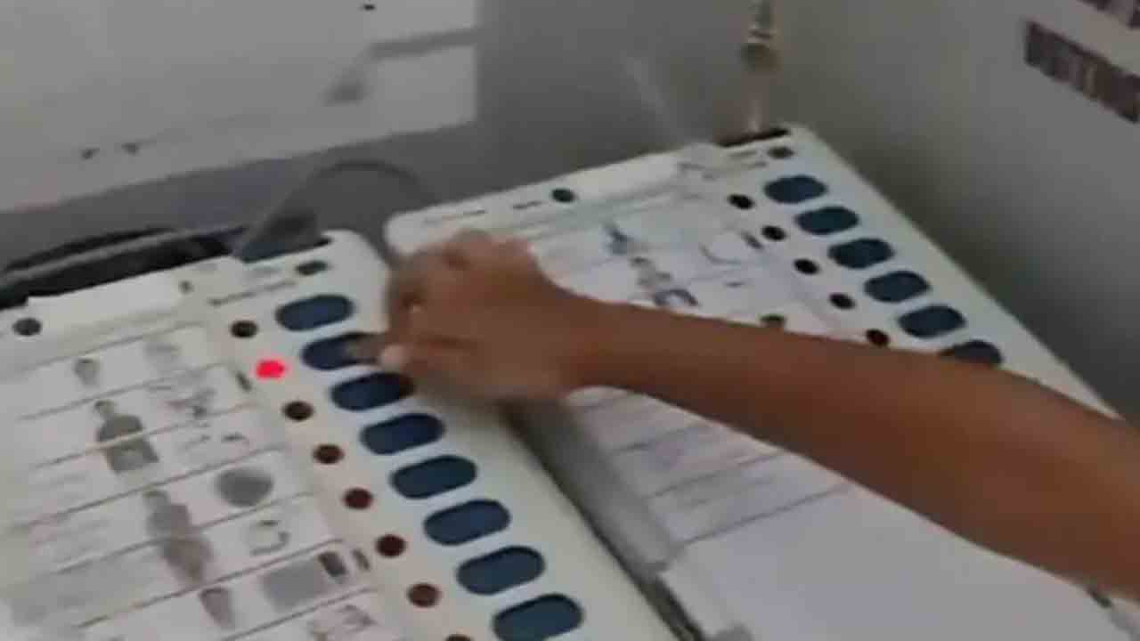 watch: కుమారుడితో ఓటు వేయించిన బీజేపీ నేత.. వీడియో వైరల్‌