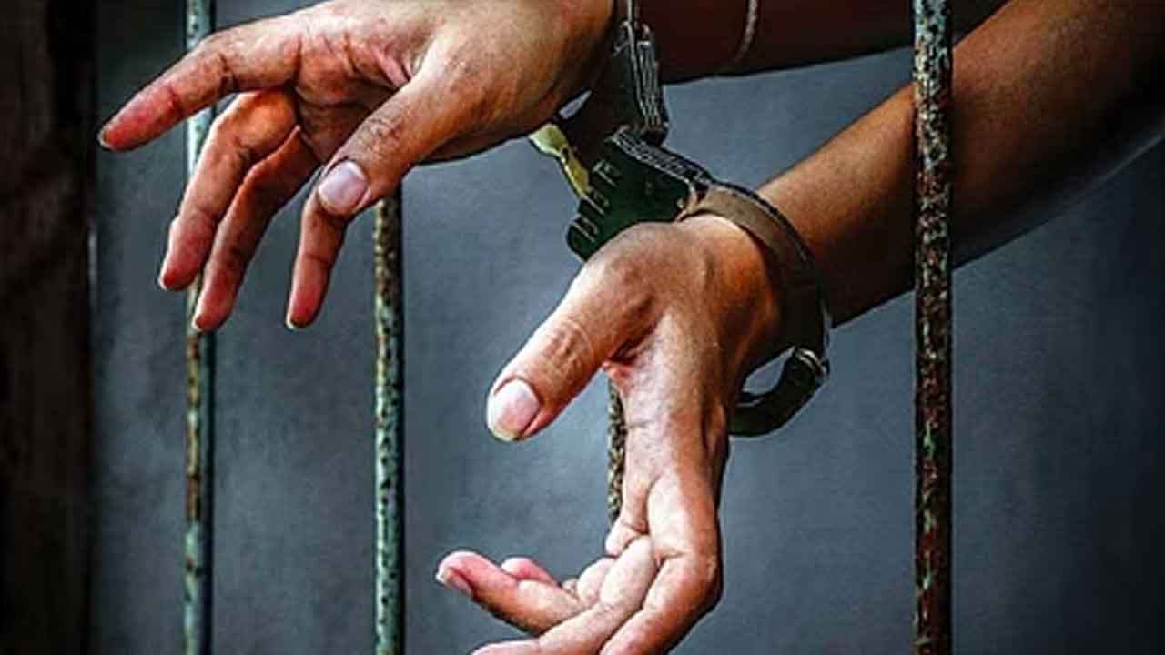 ఈవీఎం ధ్వంసం.. బీజేపీ అభ్యర్థి అరెస్టు