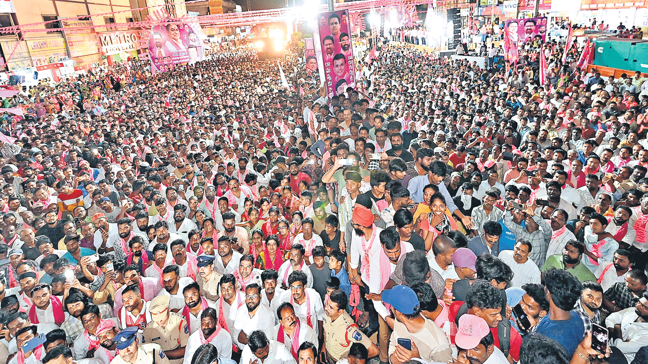 మల్కాజిగిరిలో కారు దూకుడు కేటీఆర్‌ రోడ్‌ షోలతో.. పెరిగిన గ్రాఫ్‌