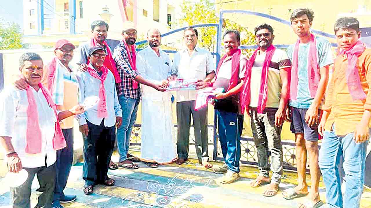 అభివృద్ధిని వివరిస్తూ.. ఓటు అభ్యర్థిస్తూ