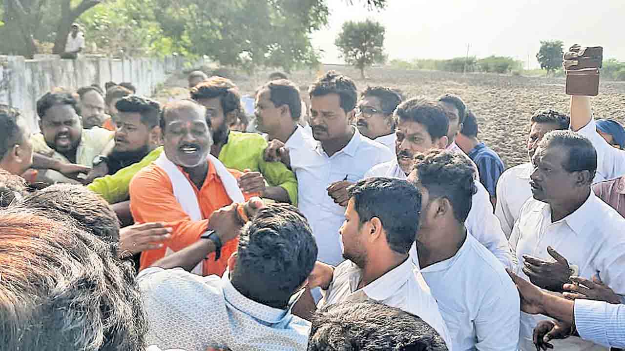 చేర్యాలలో ఉద్రిక్తత