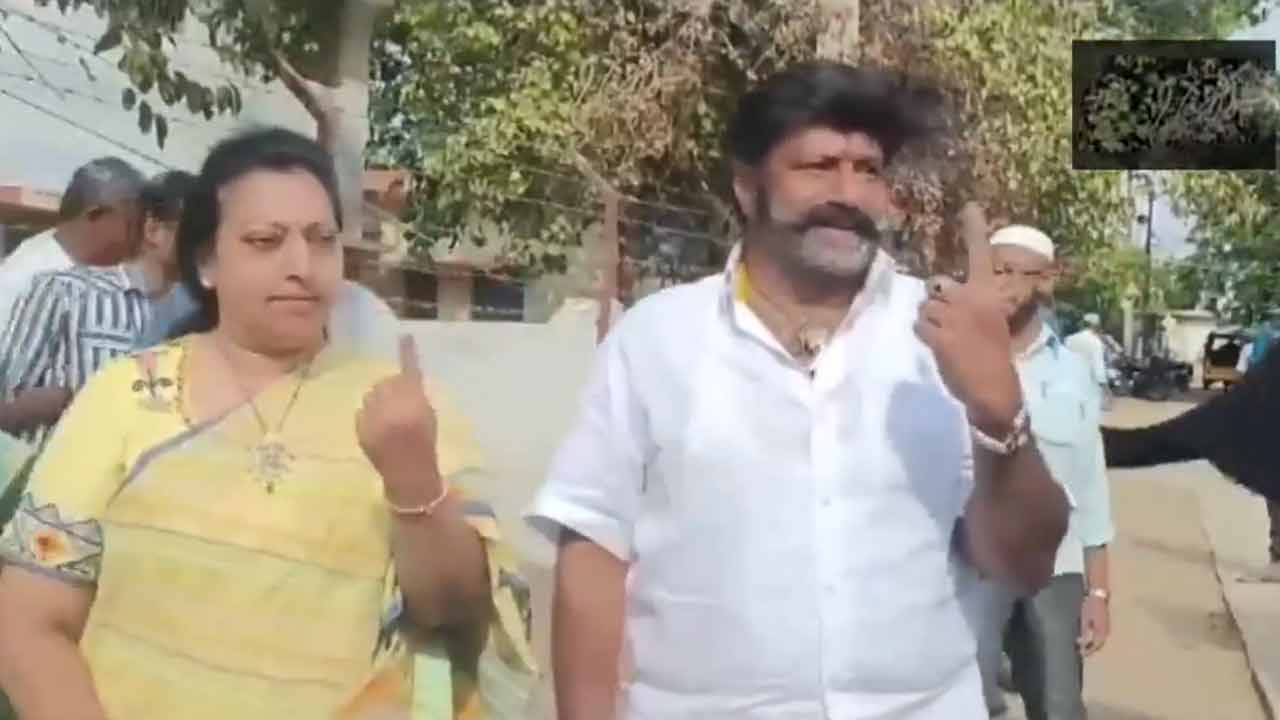Balakrishna | హిందూపురంలో భార్యతో కలిసి ఓటేసిన నందమూరి బాలకృష్ణ.. Video