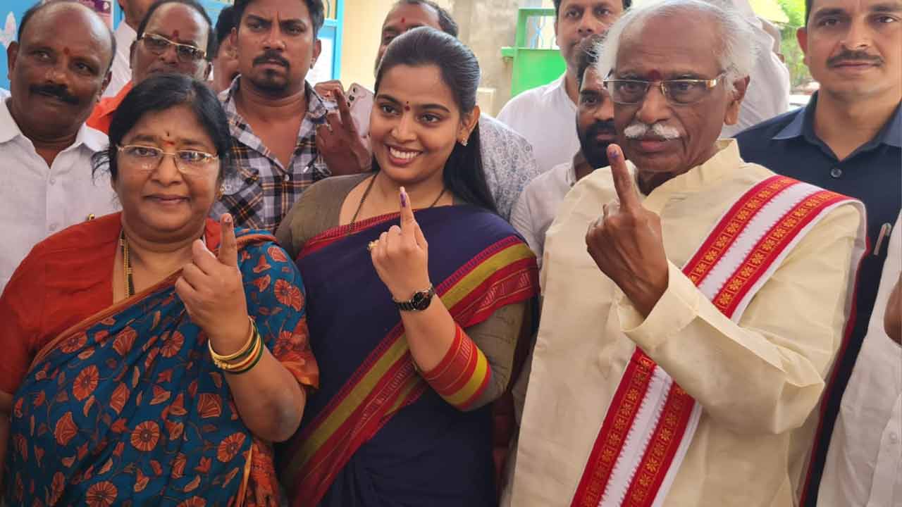 Bandaru Dattatraya | హైదరాబాద్‌లో ఓటేసిన హర్యానా గవర్నర్‌ దత్తాత్రేయ.. Video