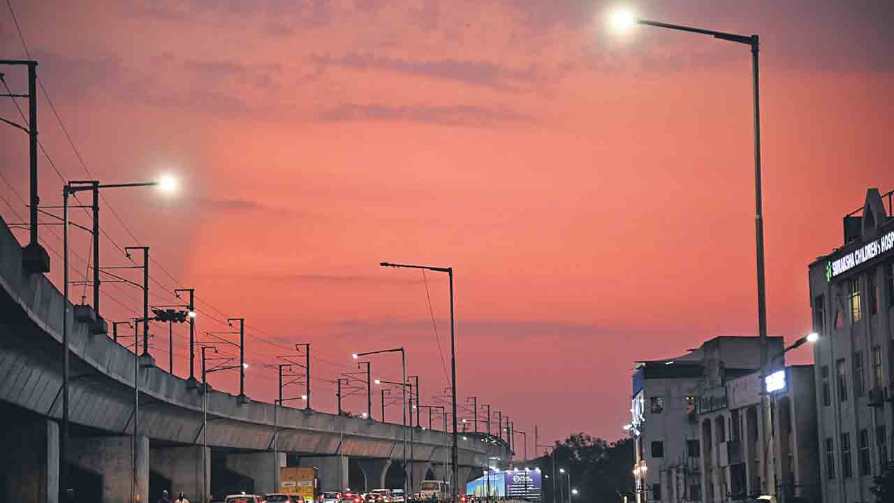 ఈదురుగాలులతో..