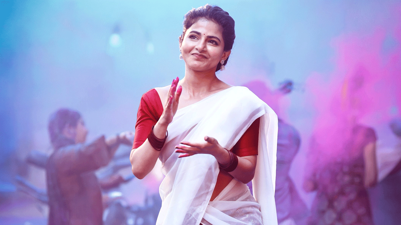 Bhaje Vaayu Vegam | కార్తికేయ భజే వాయు వేగం నుంచి ఐశ్వర్యమీనన్‌ లుక్‌తో సాంగ్ అప్‌డేట్‌