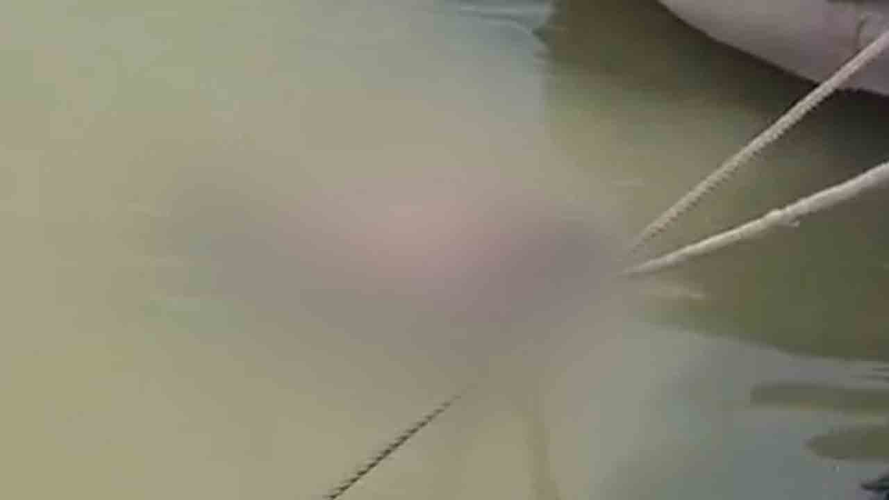 Body Hung In Ganga River | పాము కాటుతో యువకుడు మృతి.. విషం విరుగుడు కోసం గంగా   నదిలో మృతదేహం ఉంచిన వైనం