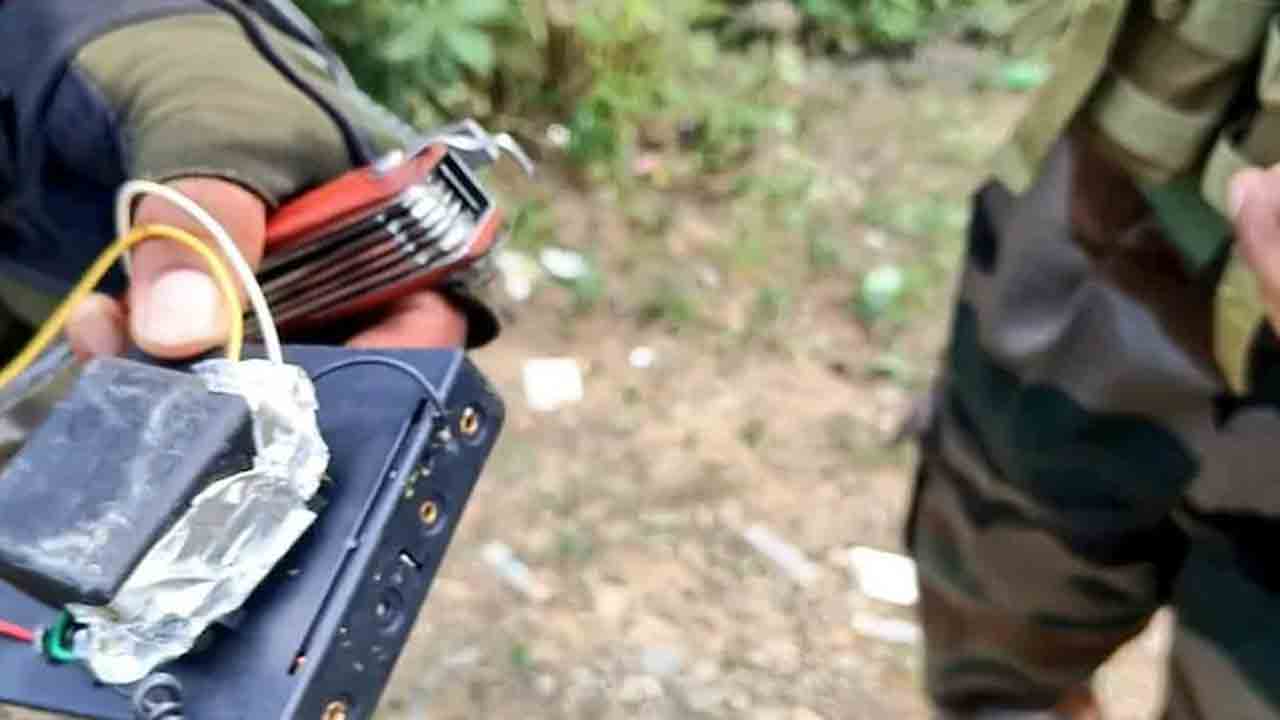Army Defuses Bombs | రోడ్డుపై అమర్చిన మూడు బాంబులు.. నిర్వీర్యం చేసిన ఆర్మీ