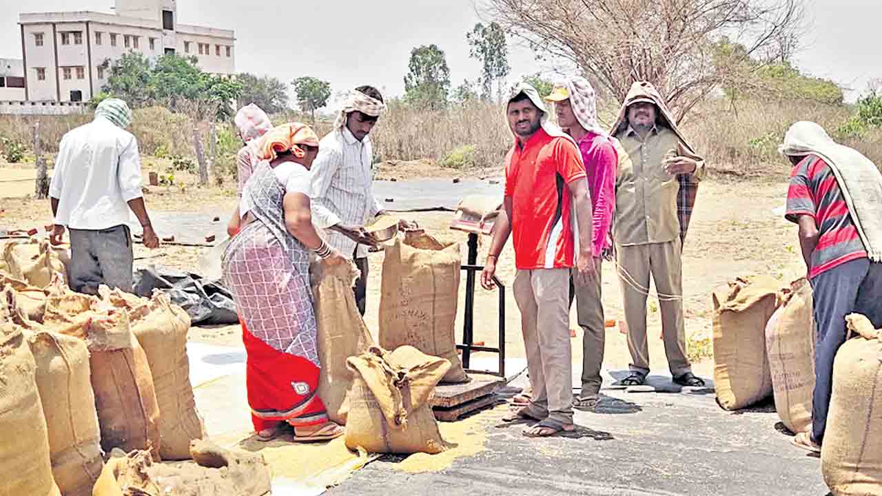 ఉపాధి కల్పించి ఆదుకోండి