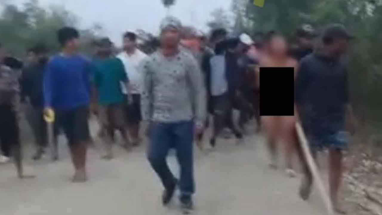 ఆ మహిళలను పోలీసులే అప్పగించారు!