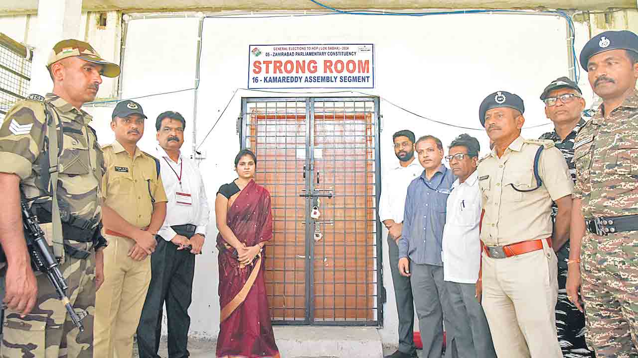 స్ట్రాంగ్‌రూంలకు అభ్యర్థుల భవితవ్యం