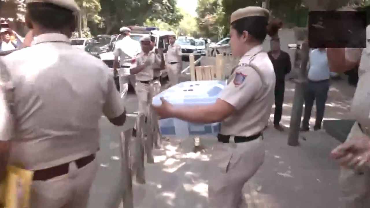 Swati Maliwal case | కేజ్రీవాల్‌ ఇంట్లోని సీసీ టీవీ డీవీఆర్‌ను సీజ్‌ చేసిన ఢిల్లీ పోలీసులు.. Video