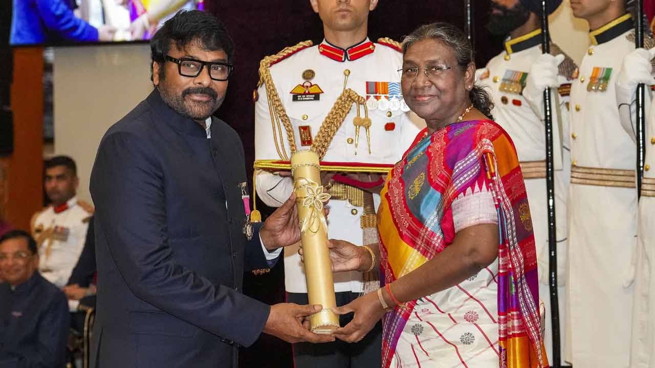 చిరంజీవికి పద్మ విభూషణ్‌ ప్రదానం