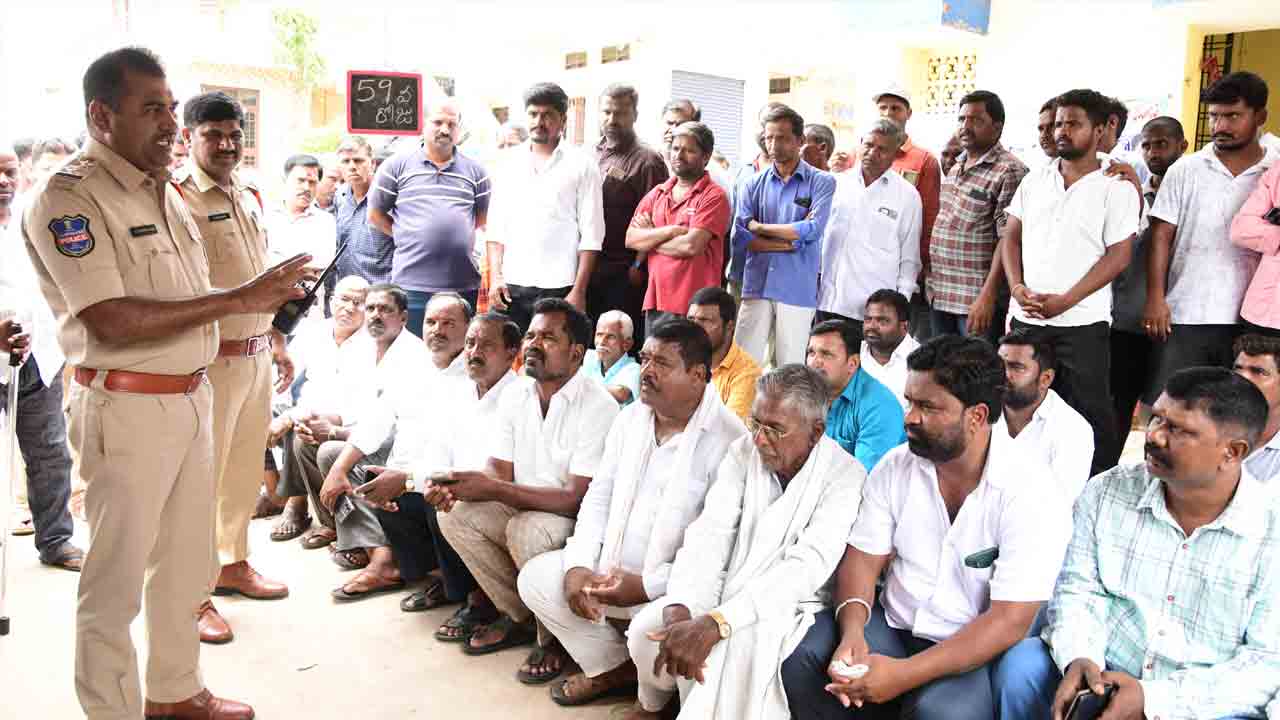 మా ప్రాణాలంటే లెక్కలేదు.. ఓటెందుకేయాలి?