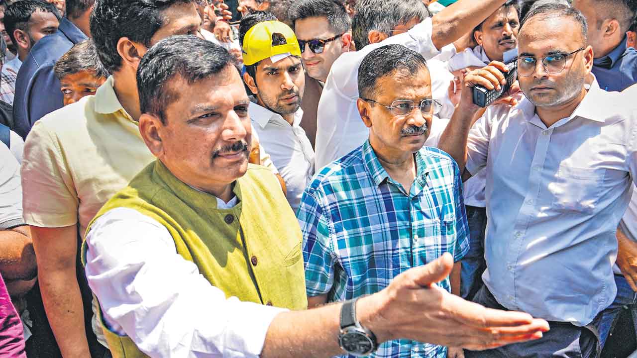 ఆపరేషన్‌ చీపురుకు బీజేపీ కుట్ర