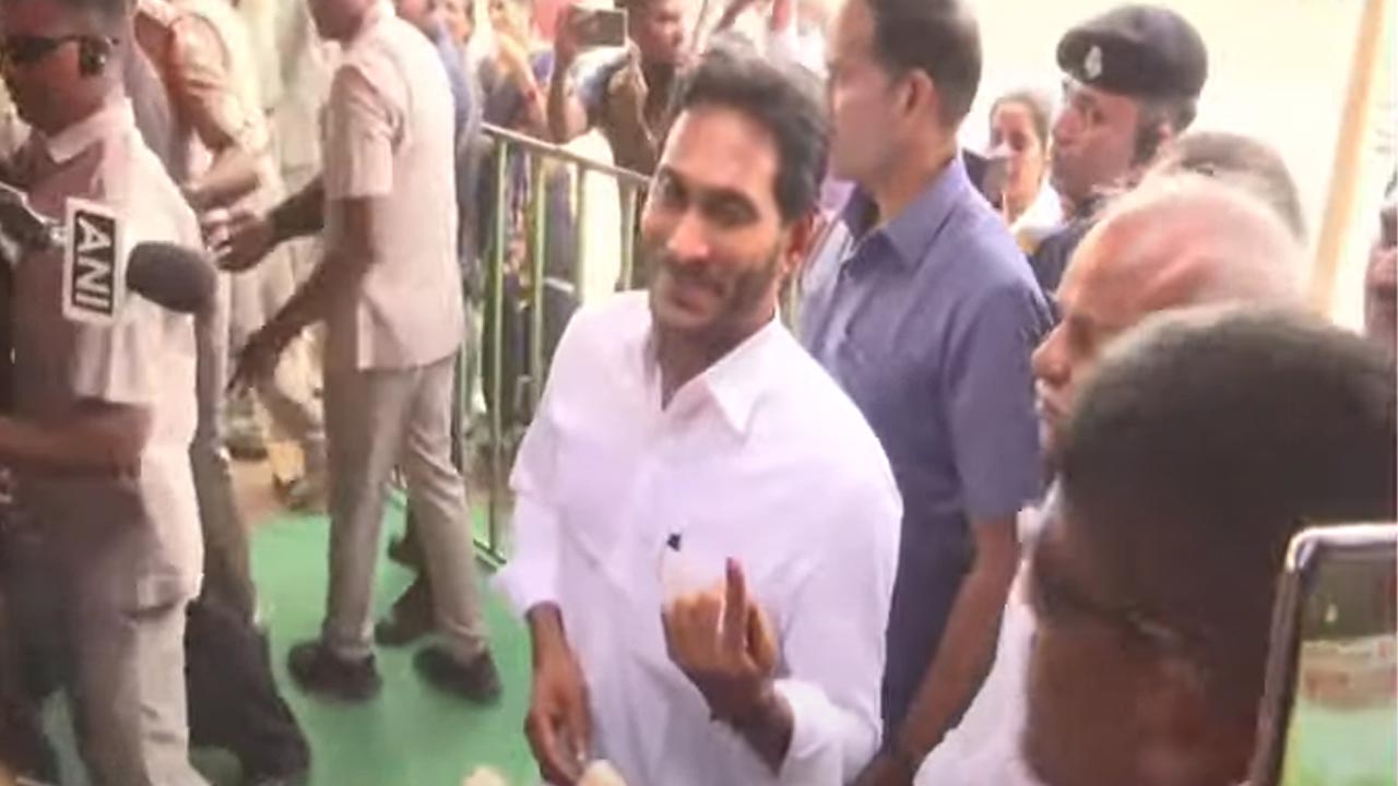 CM Jagan | పులివెందులలో కుటుంబ సభ్యులతో కలిసి ఓటేసిన ఏపీ సీఎం జగన్‌