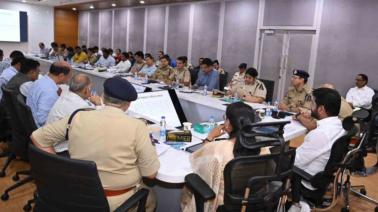 CM Revant Reddy | హైద‌రాబాద్ ప్ర‌తిష్ట దెబ్బ తినొద్దు.. అధికారుల‌కు తేల్చి చెప్పిన‌ సీఎం రేవంత్ రెడ్డి