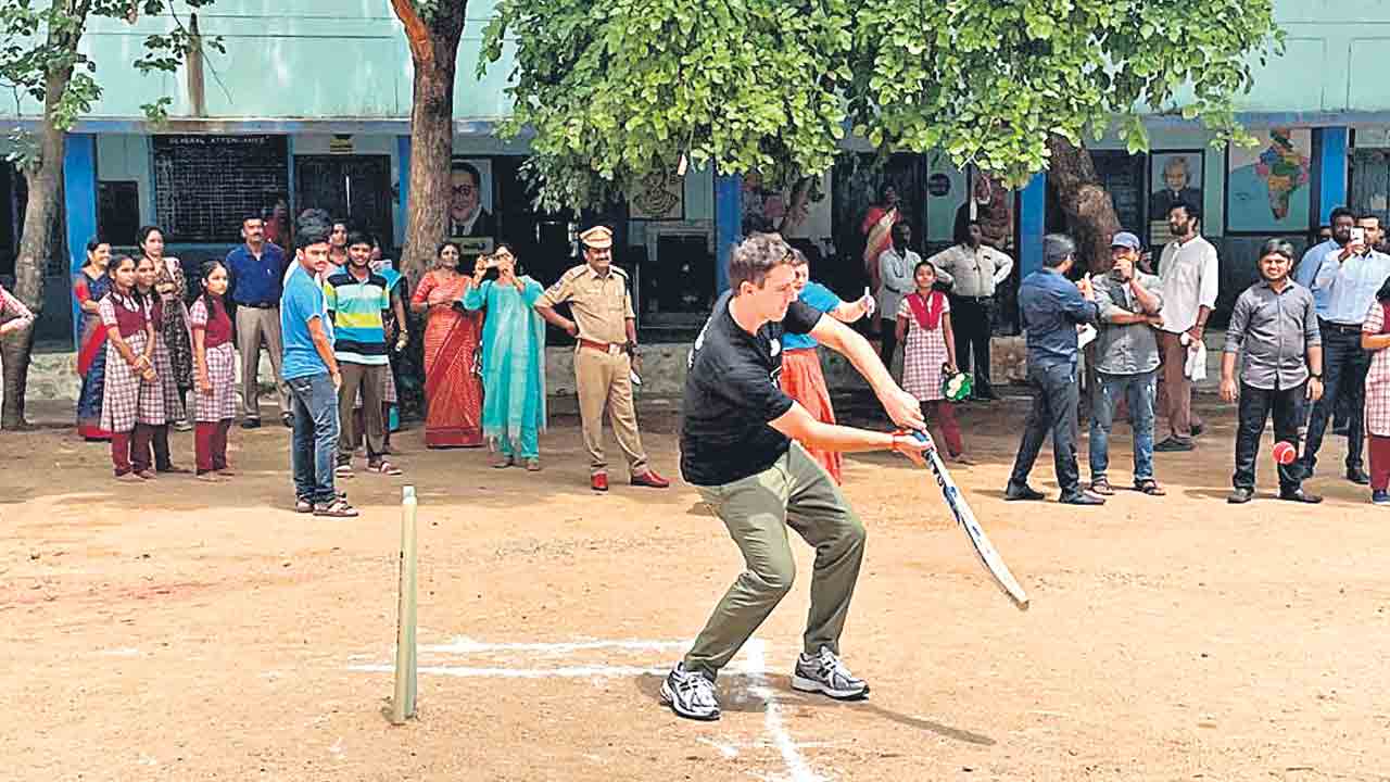 Pat Cummins | కర్మాన్‌ఘాట్‌లో కమిన్స్‌.. జెడ్పీ స్కూల్‌ విద్యార్థులతో కలిసి క్రికెట్‌ ఆడిన సన్‌రైజర్స్‌ కెప్టెన్‌