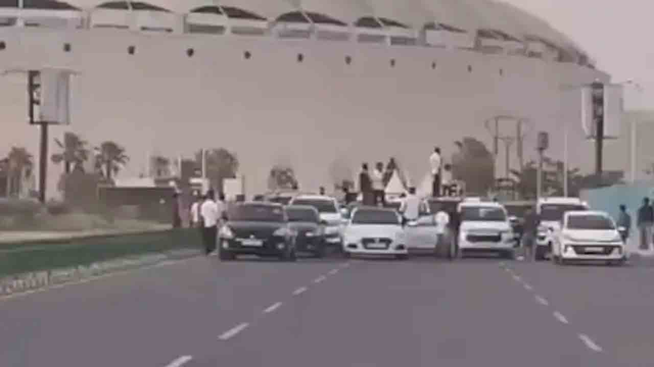 Cars Block Road | బలుపంటే ఇదేనేమో… కార్లతో రోడ్డు బ్లాక్‌ చేసి బర్త్‌ డే సెలబ్రేషన్స్‌.. వీడియో వైరల్‌