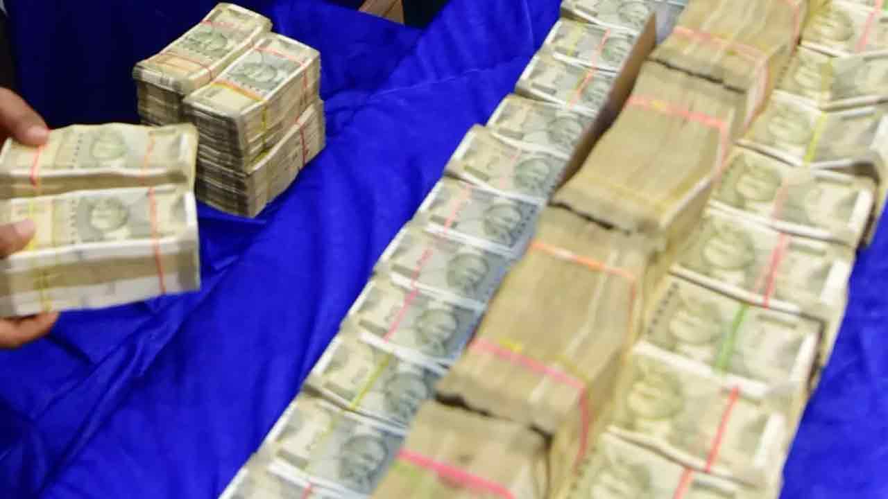 Cyberabad | సైబరాబాద్‌లో బ్యాంకులకు నగదు తీసుకెళ్లే వాహనాల్లో రూ.98 లక్షలు పట్టివేత