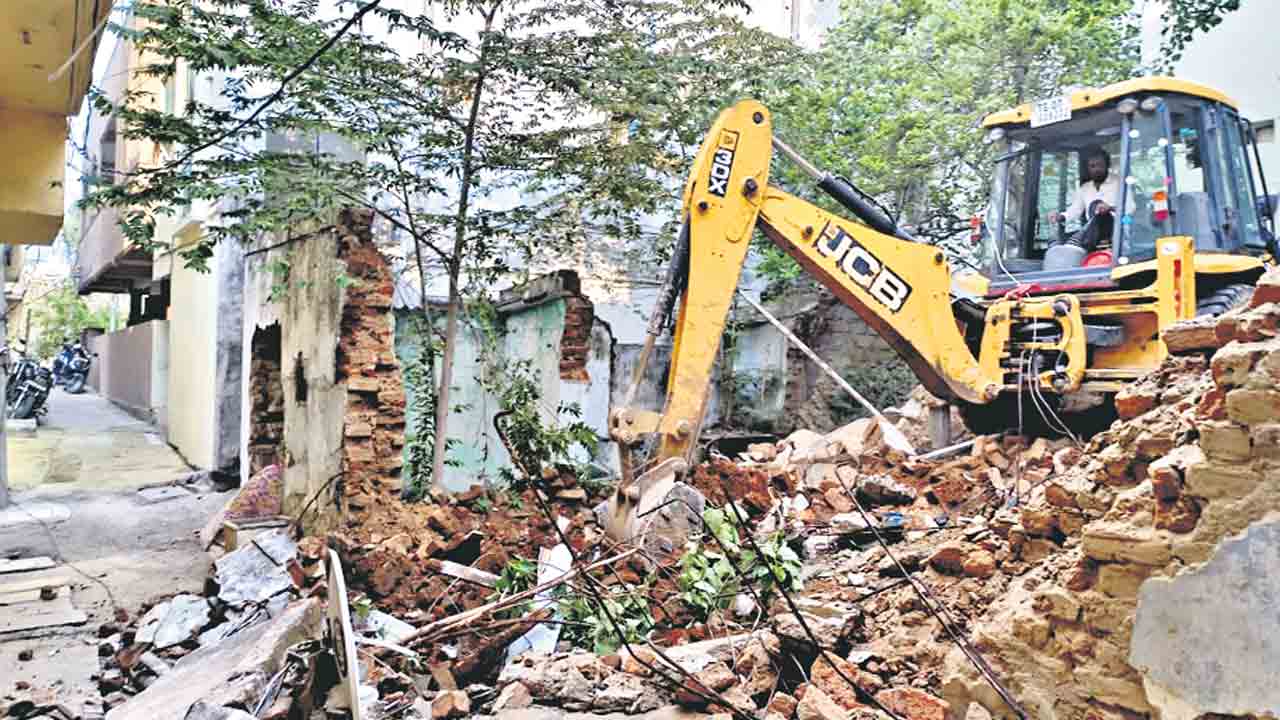 సెల్లార్లు తవ్వితే.. క్రిమినల్‌ కేసు