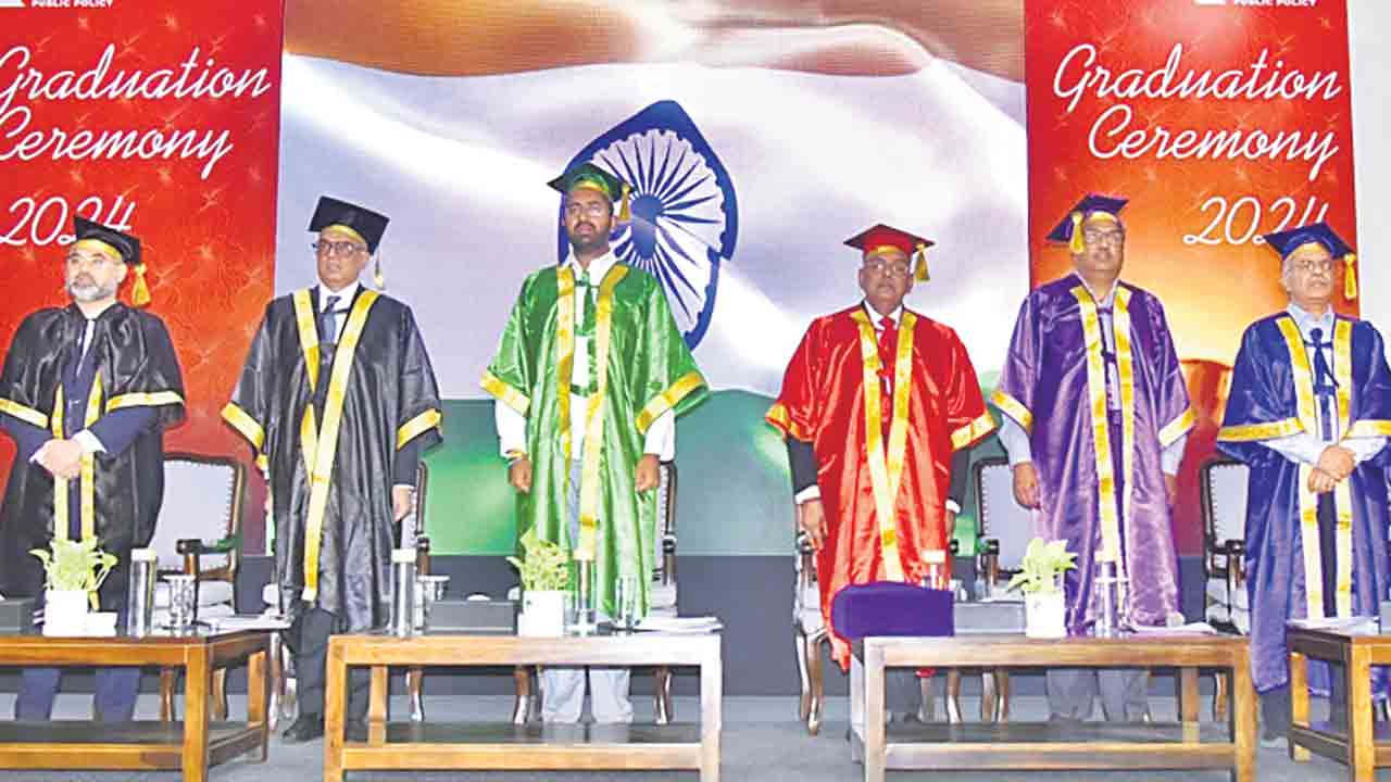 యువత భుజస్కంధాలపై దేశ భవిష్యత్‌